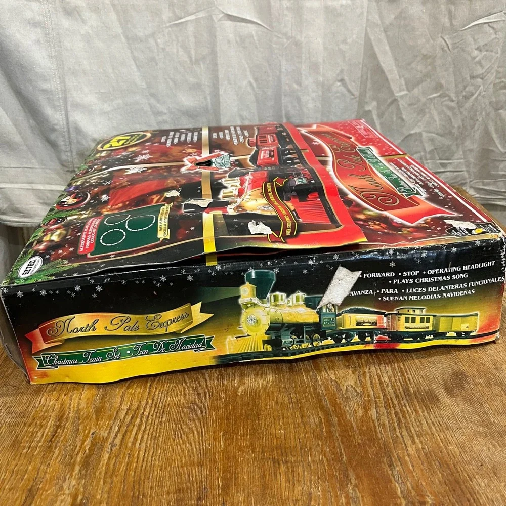Eztec North Pole Express Christmas Train Set 27pc Battery Operated 15ft Track